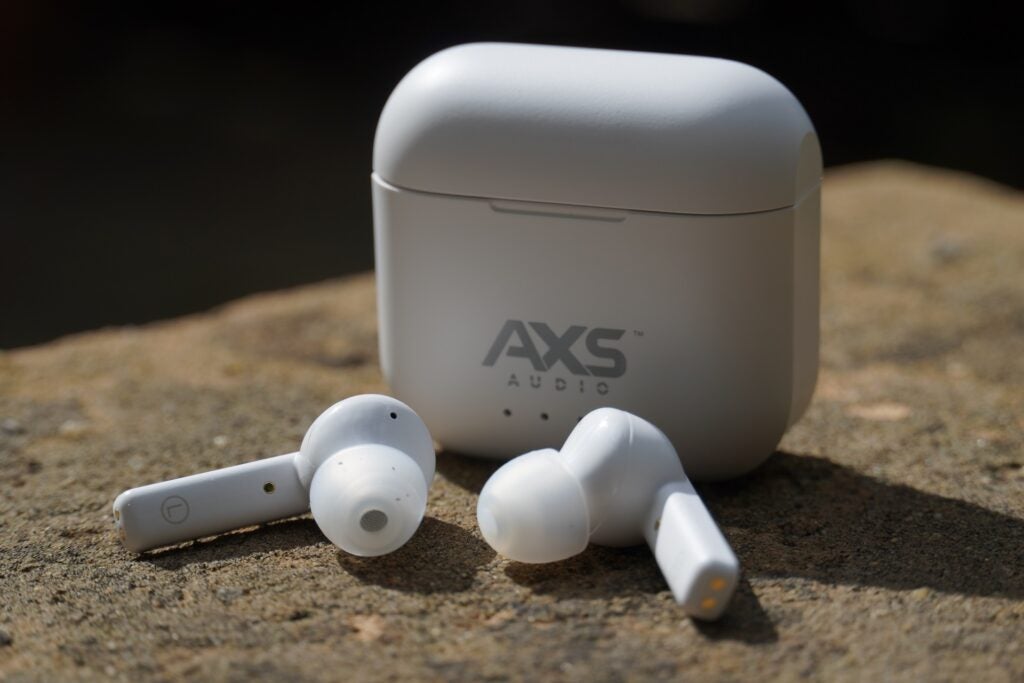 Auriculares AXS Audio en la parte delantera del estuche