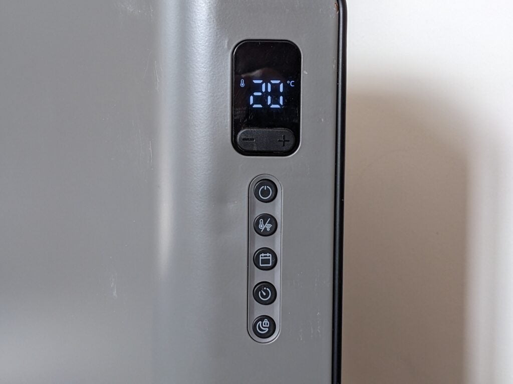 El frente del Duux Edge 1500 mostrando la temperatura