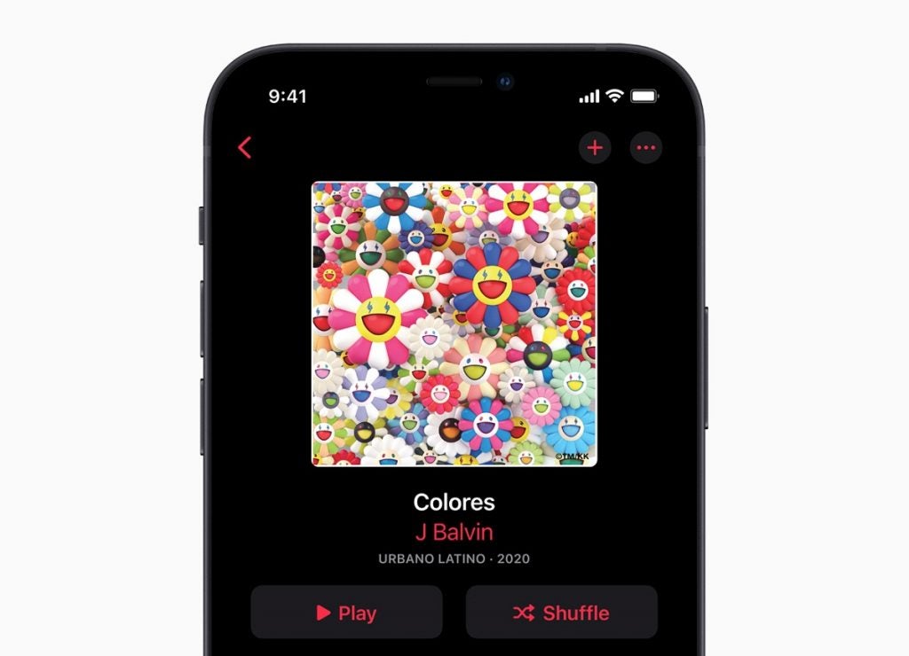Imagen de primer plano de la mitad superior de la pantalla de un iPhone 12 que muestra J Balvin Colores en Apple Music