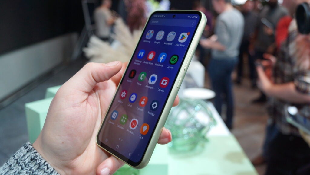 Samsung Galaxy A54 5G en la mano