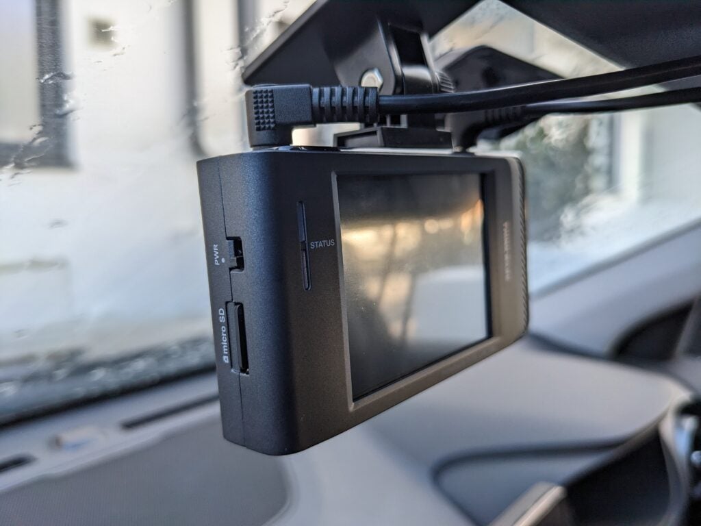 El Thinkware X800 montado en la ventana del automóvil