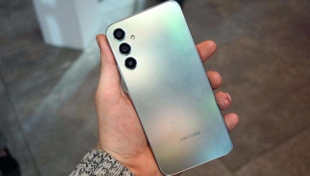 Samsung Galaxy A34 en la mano