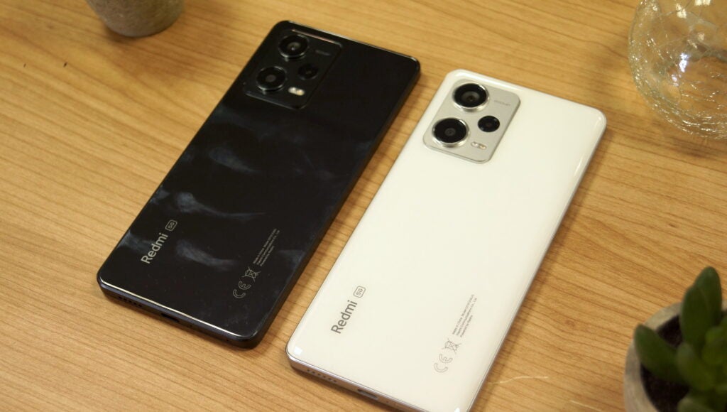 Xiaomi Redmi Note 12 Pro 5G y Note 12 Pro Plus 5G sobre una mesa