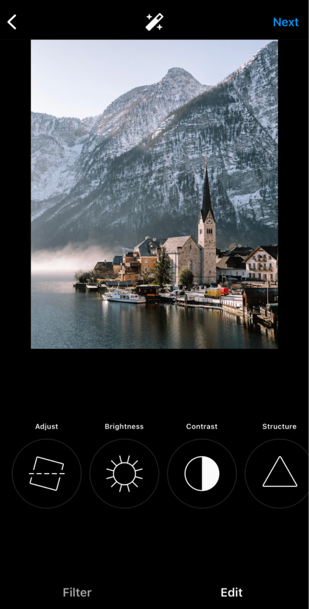 Subir una foto a la aplicación de Instagram.  La pantalla de edición muestra opciones para ajustar el brillo, el contraste y más de la foto.