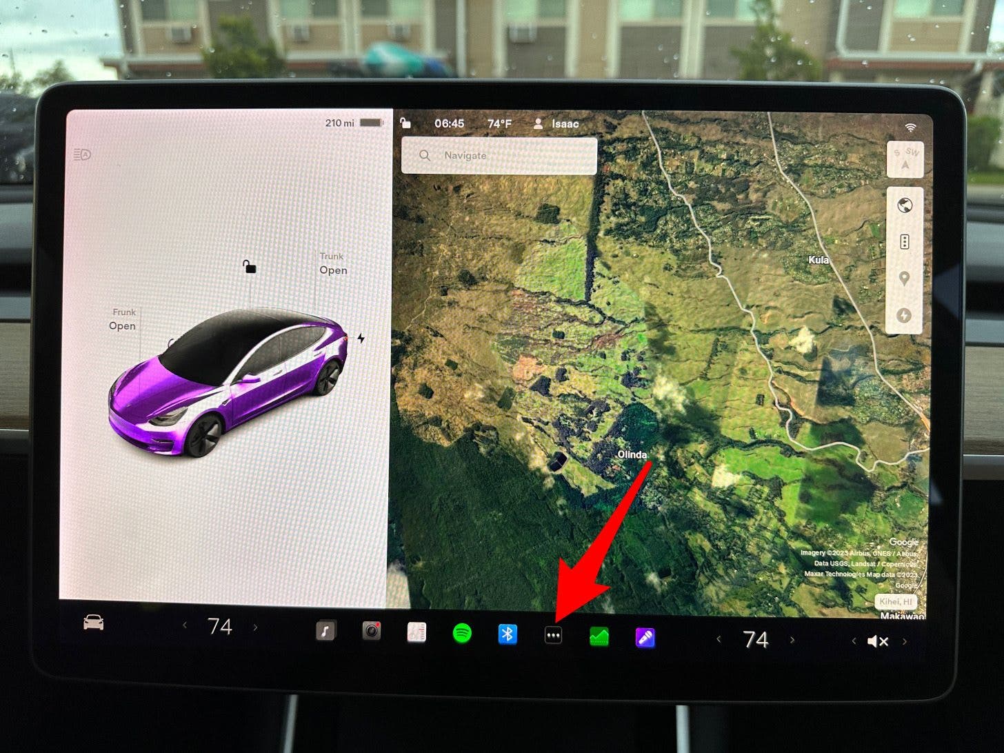 En la pantalla de su Tesla, toque Todas las aplicaciones (el icono con tres puntos) en el Iniciador.
