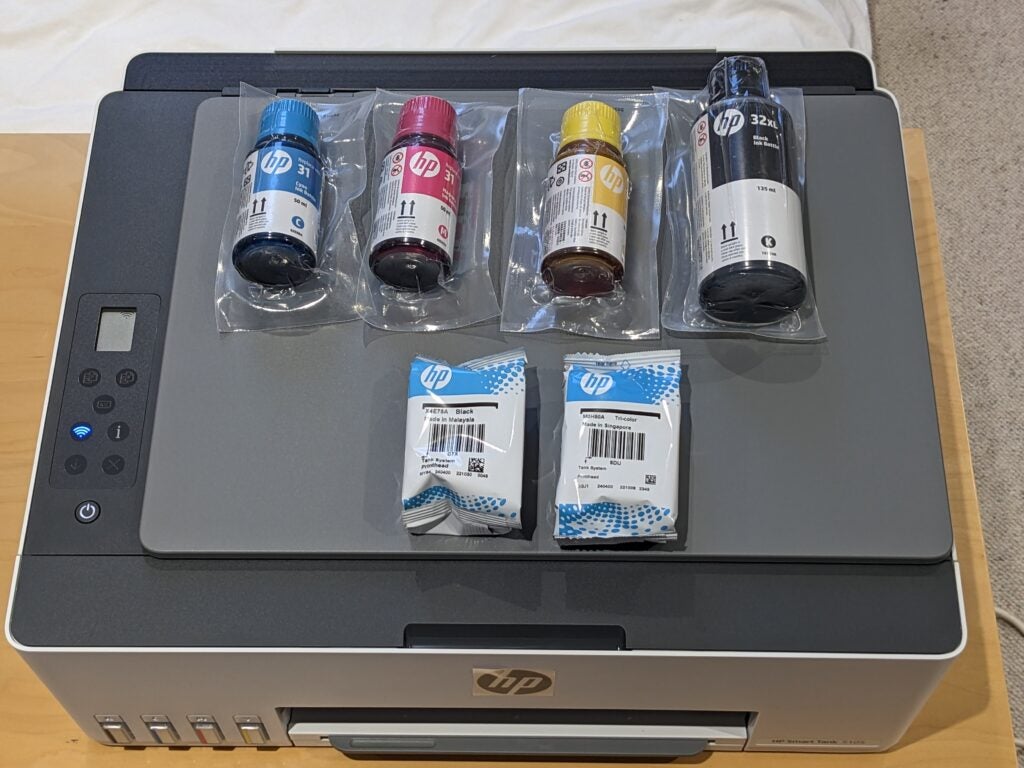 Las botellas de tinta encima de la impresora HP Smart Tank 5105