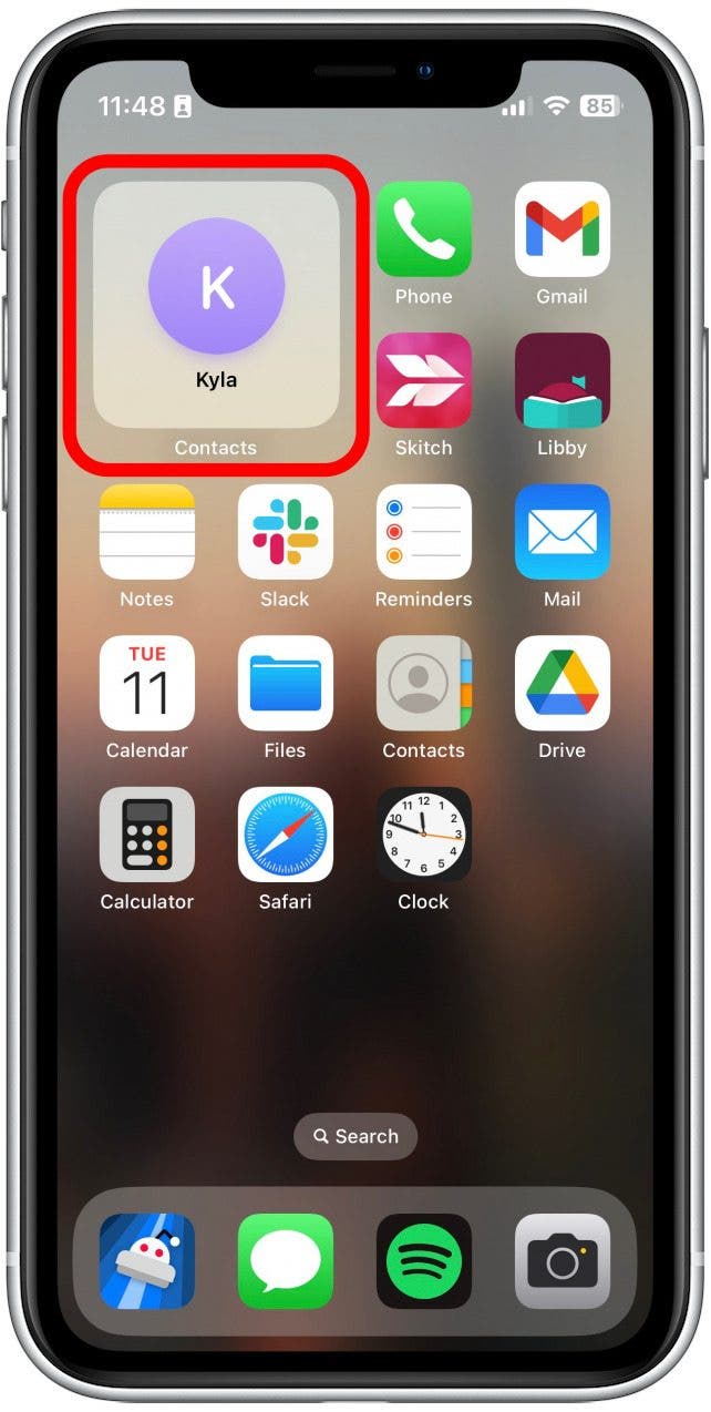 Captura de pantalla de la pantalla de inicio del iPhone con el widget de contactos delineado