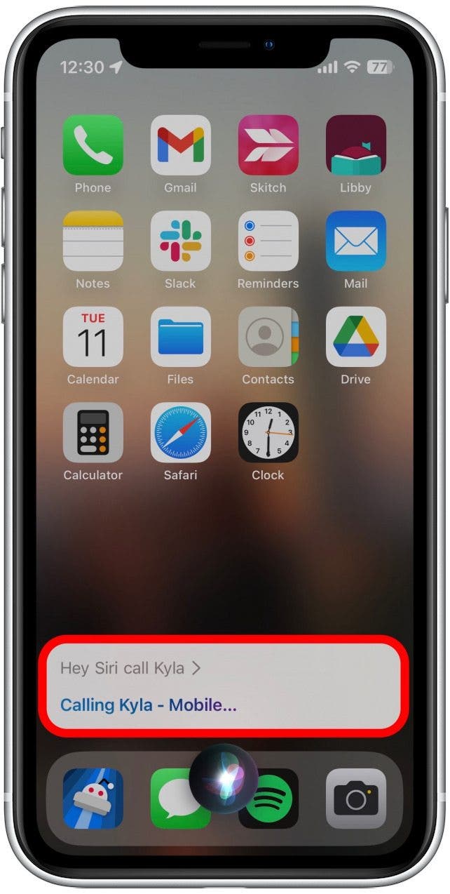 Captura de pantalla de iPhone que muestra a Siri llamando a un contacto