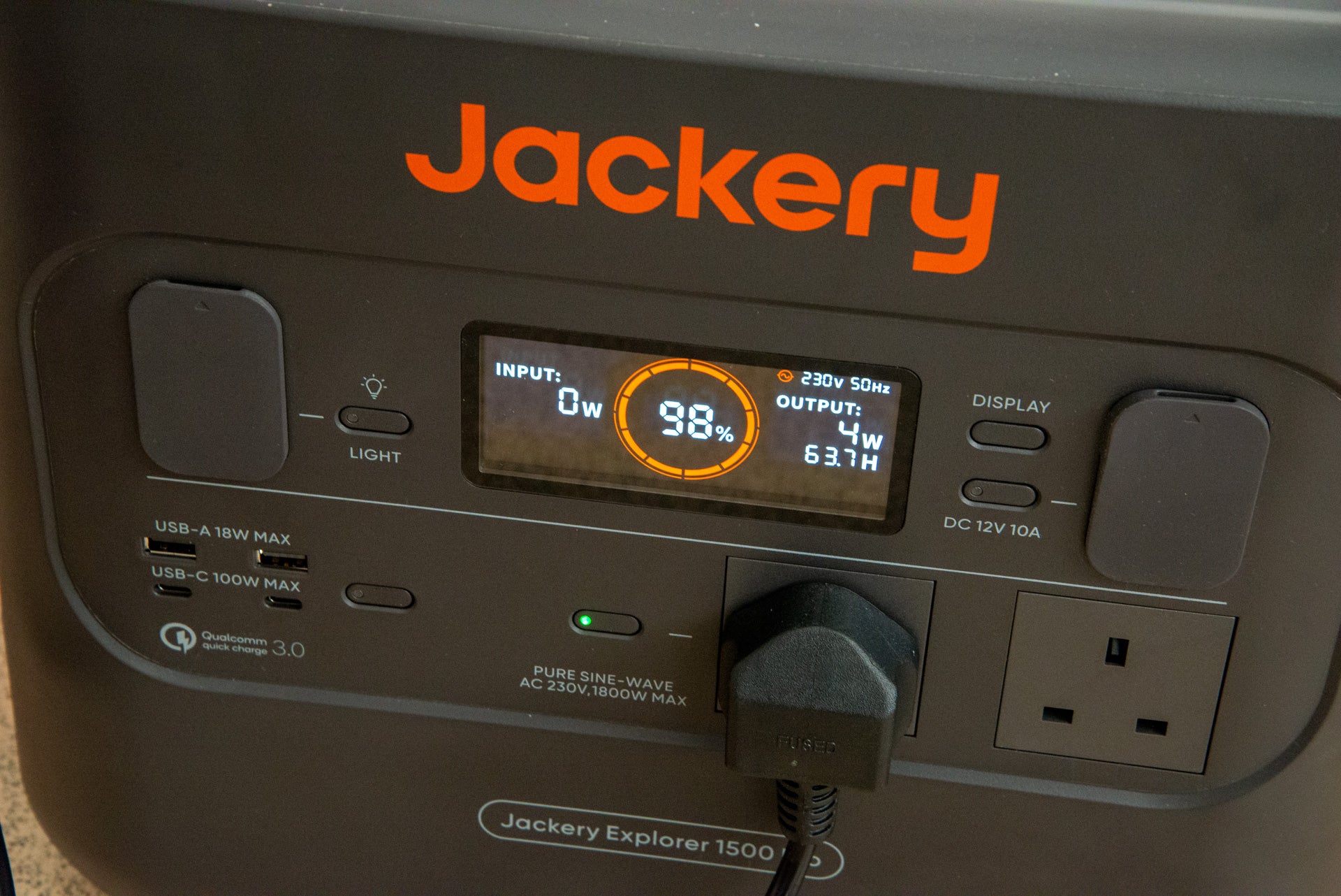 Conector Jackery Explorer 1500 Pro y energía restante