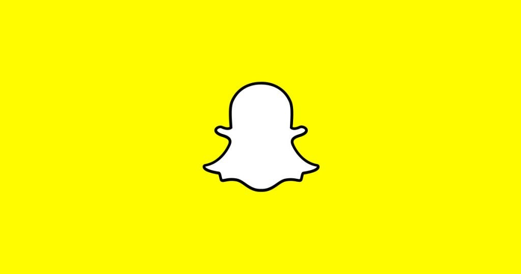 El logo de Snapchat sobre un fondo amarillo.