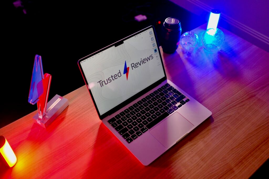 El MacBook Air con logo TR
