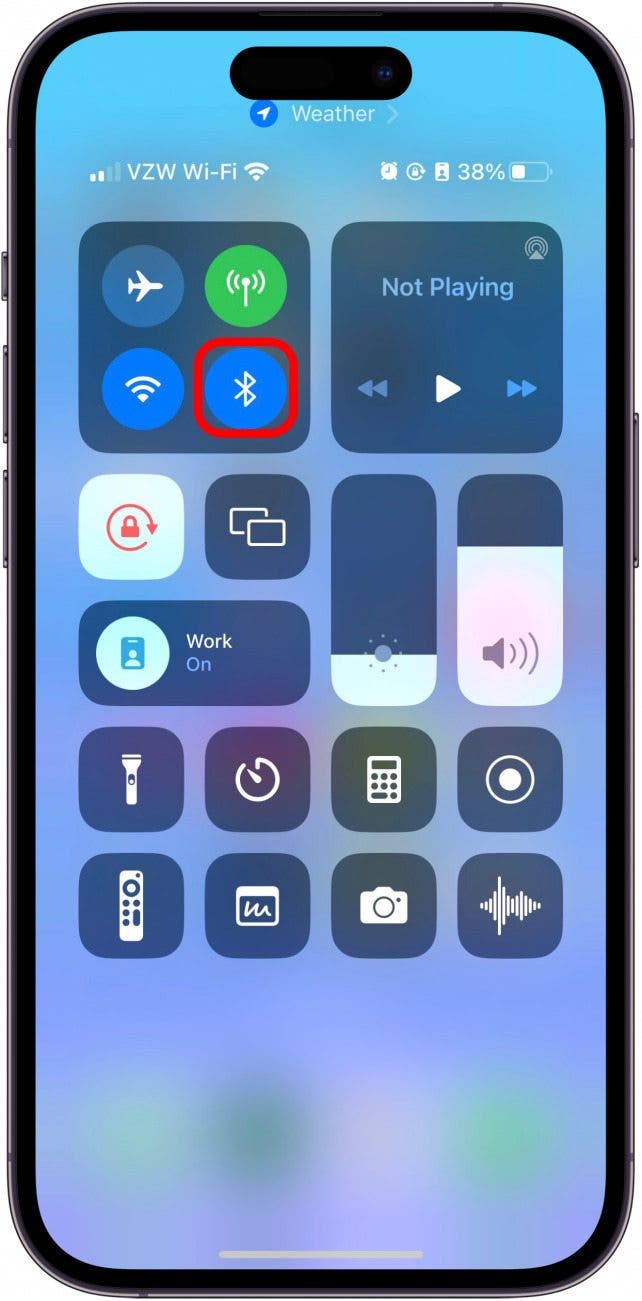 Toque el icono de Bluetooth para activar o desactivar Bluetooth.  Será azul cuando esté habilitado y blanco cuando esté deshabilitado.