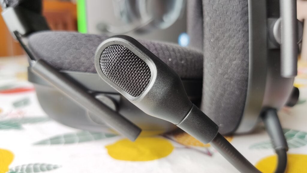 Un primer plano del micrófono Razer BlackShark V2 Pro 2023