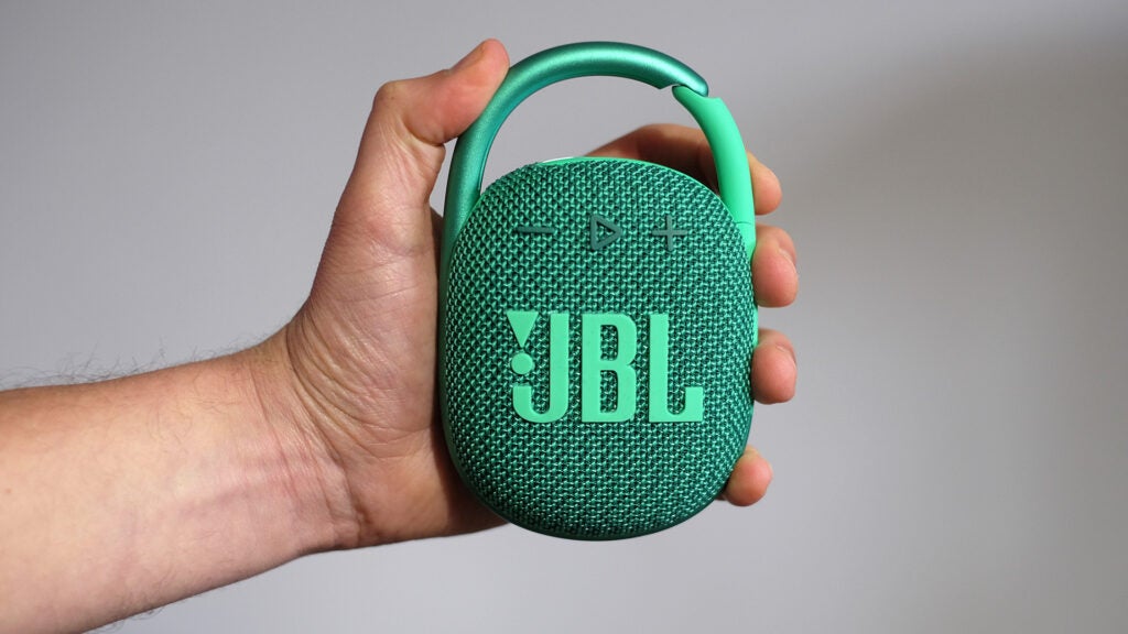 JBL Clip 4 Eco sostenido en la mano de un crítico