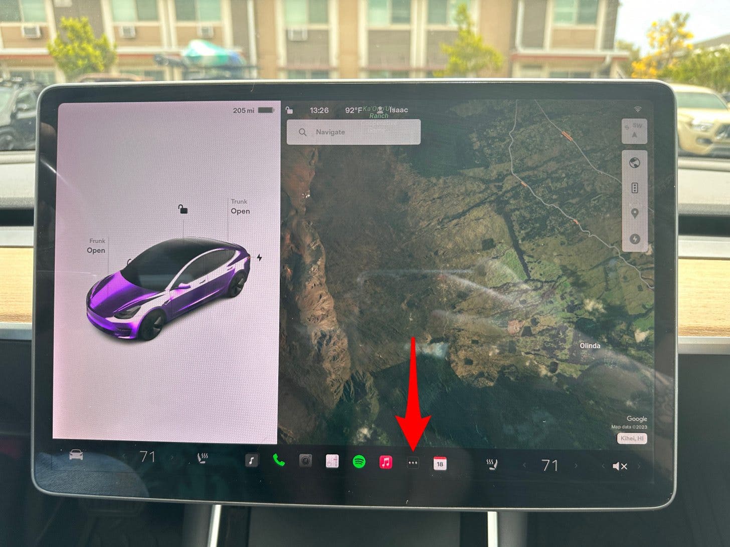 Para usar Tesla Waze, toque Todas las aplicaciones en el Iniciador.
