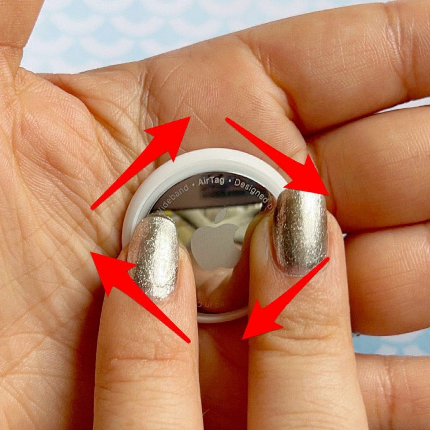 Coloque la nueva batería adentro y gire la tapa en el sentido de las agujas del reloj hasta que quede bien sellada.