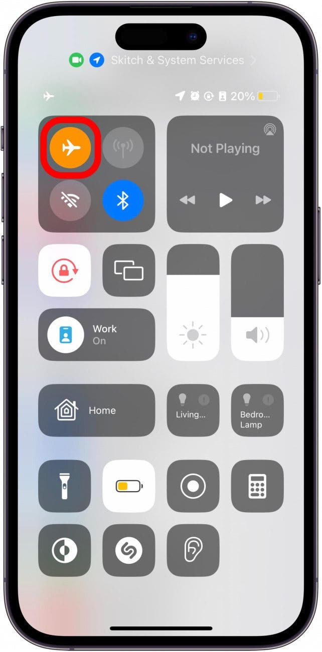 Captura de pantalla del Centro de control de iOS con el ícono Modo avión resaltado, que indica cómo encenderlo y apagarlo