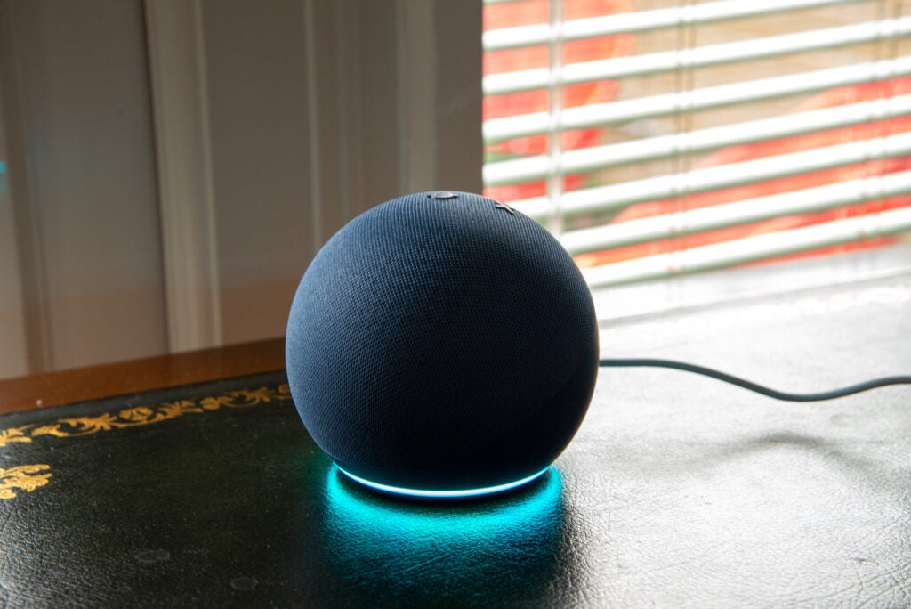 Vista lateral de Amazon Echo Dot (quinta generación) con anillo de luz