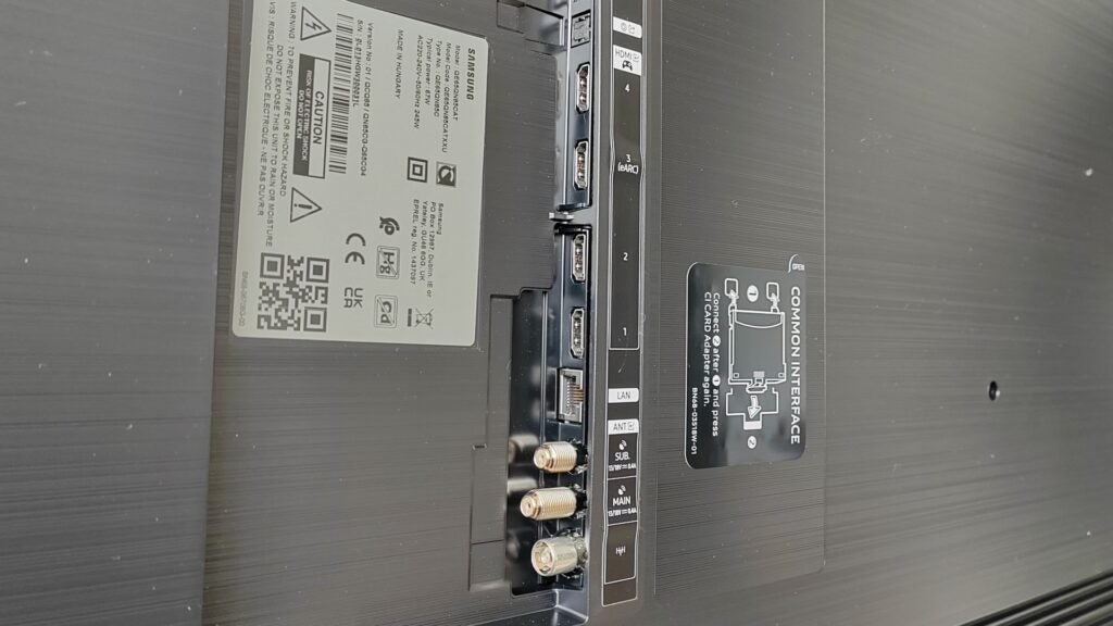 Conexiones traseras Samsung QN85C