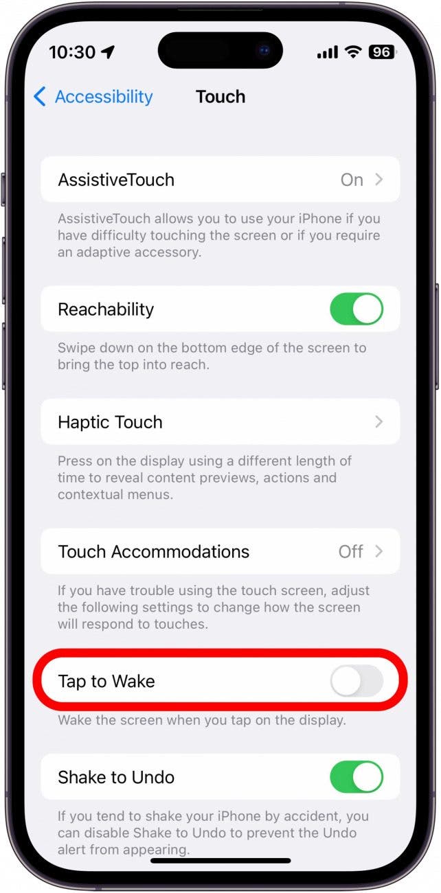 Toca el interruptor junto a Tap to Wake para encenderlo.  Esto hará que puedas activar la pantalla de tu iPhone tocando la pantalla.