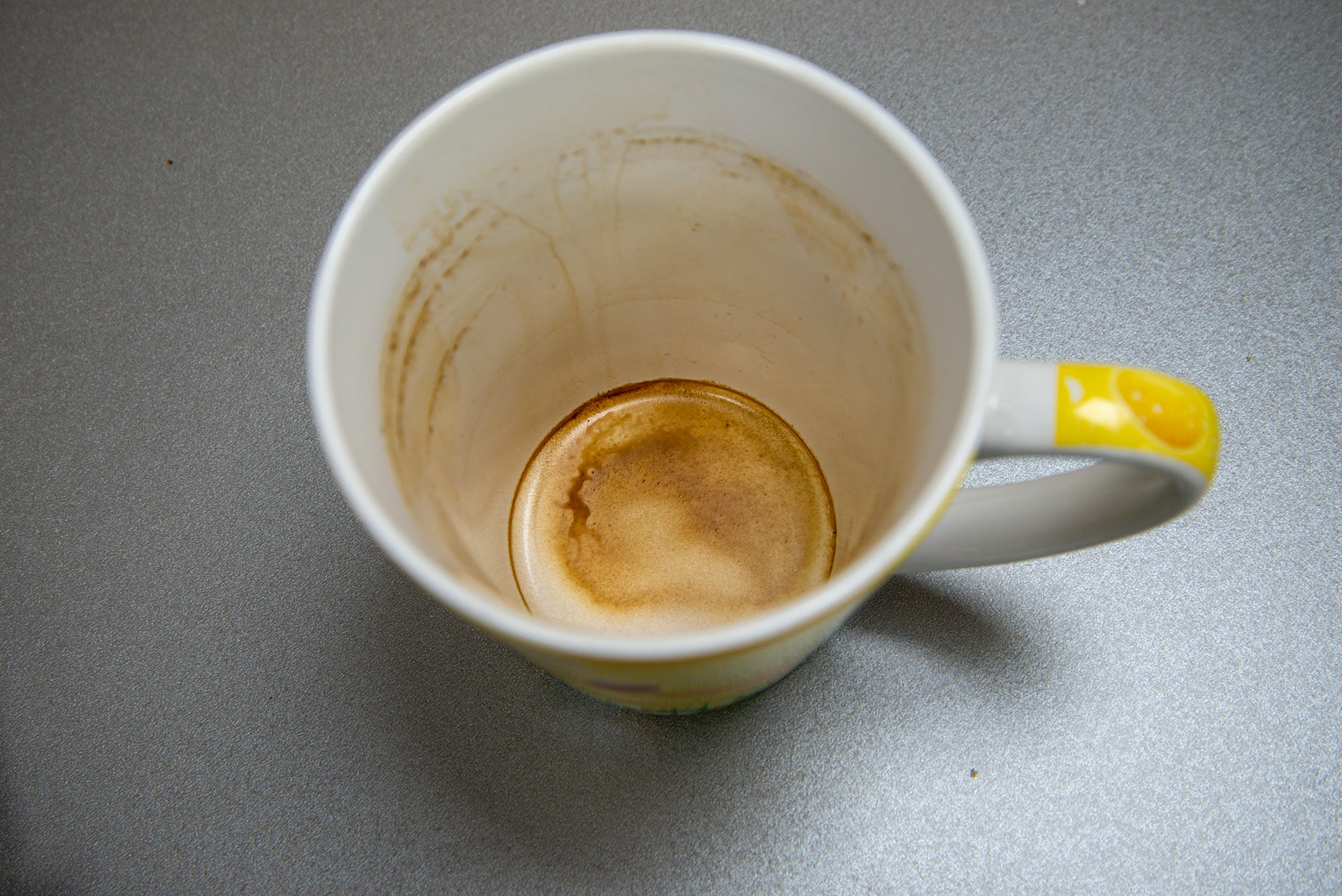 Hotpoint HSFO3T223WXUKN taza de café sucia para ciclo rápido