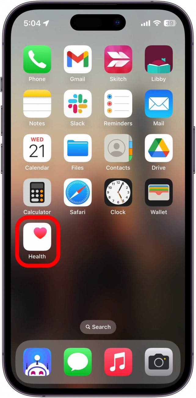 Captura de pantalla de la pantalla de inicio del iPhone con la aplicación Salud en un círculo rojo