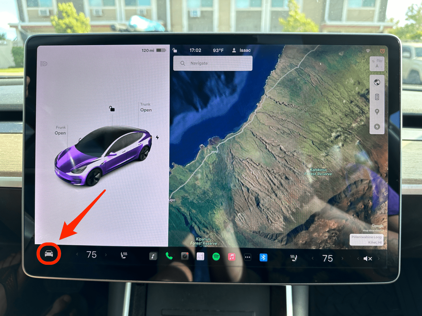 Para apagar su Tesla manualmente, siéntese en el automóvil y toque el ícono del automóvil en la parte inferior izquierda de la pantalla.