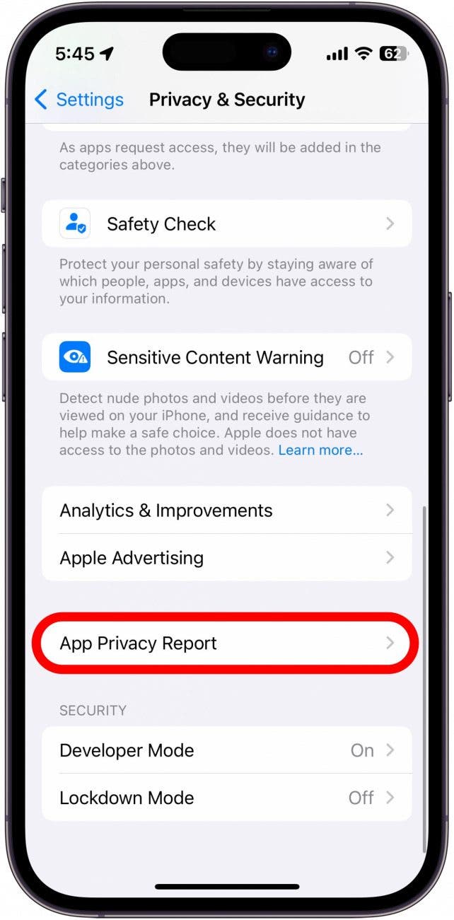 captura de pantalla de la pantalla de privacidad y seguridad del iPhone con el informe de privacidad de la aplicación en un círculo rojo