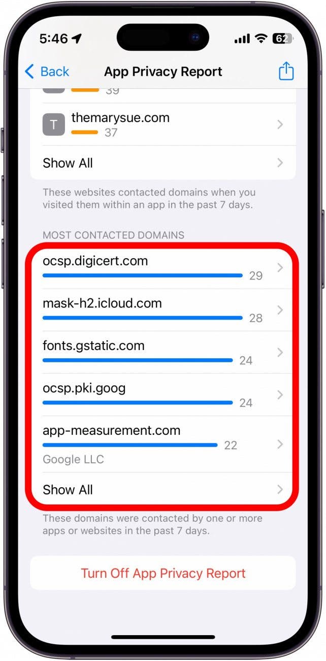 captura de pantalla del informe de privacidad de la aplicación de iPhone con la sección de dominios más contactados en un círculo rojo