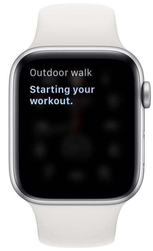 captura de pantalla de Apple Watch que muestra cómo pedirle a Siri que comience un entrenamiento específico