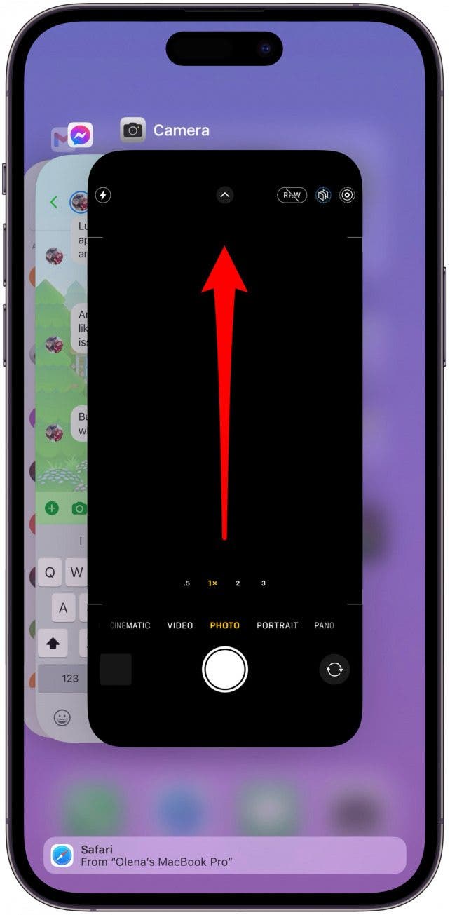 Reinicie la aplicación Cámara deslizando hacia arriba desde la parte inferior de la pantalla y luego deslizando hacia arriba en la aplicación que desea cerrar.