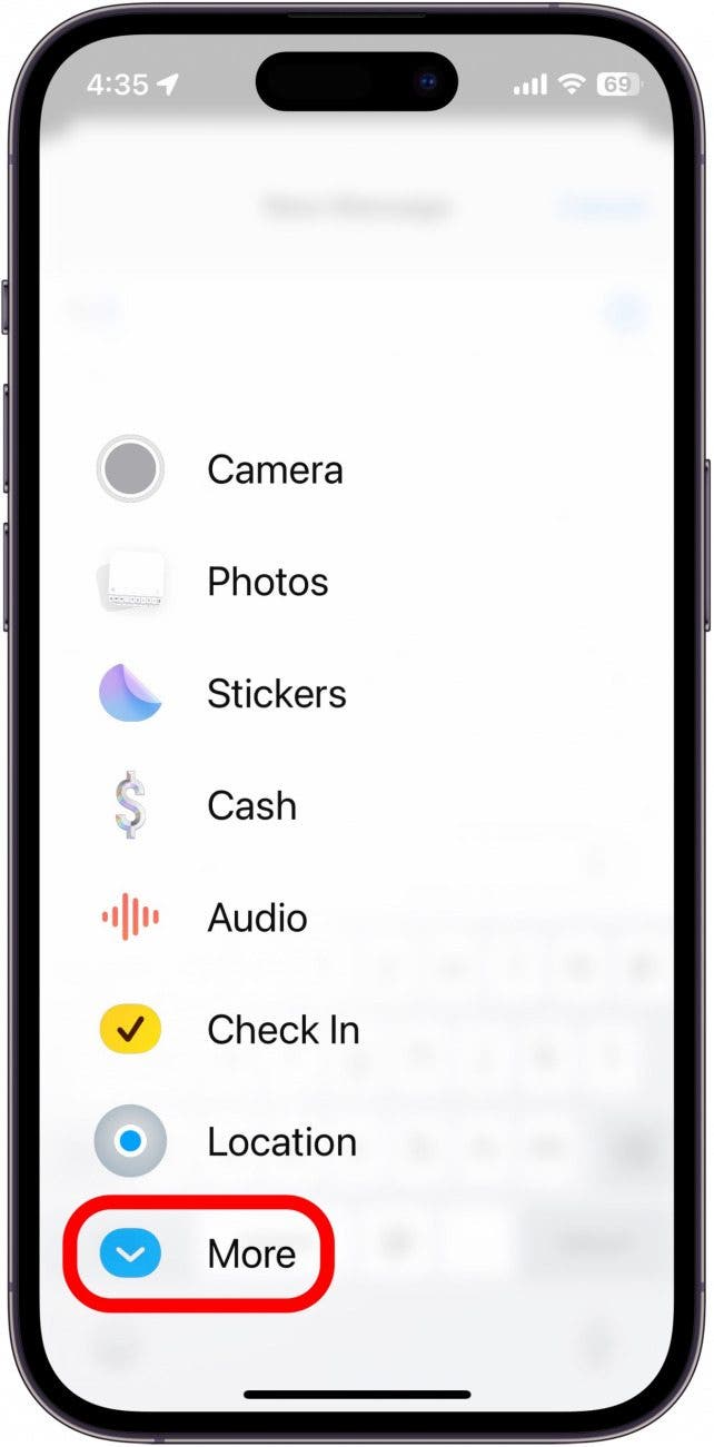 Lista de aplicaciones de mensajes de iPhone con más botones en un círculo rojo
