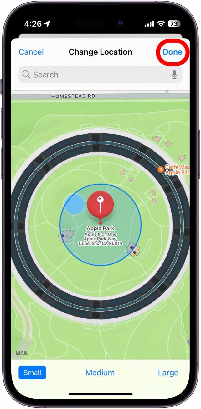 verificación de iPhone en la configuración de ubicación con el botón Listo en un círculo rojo