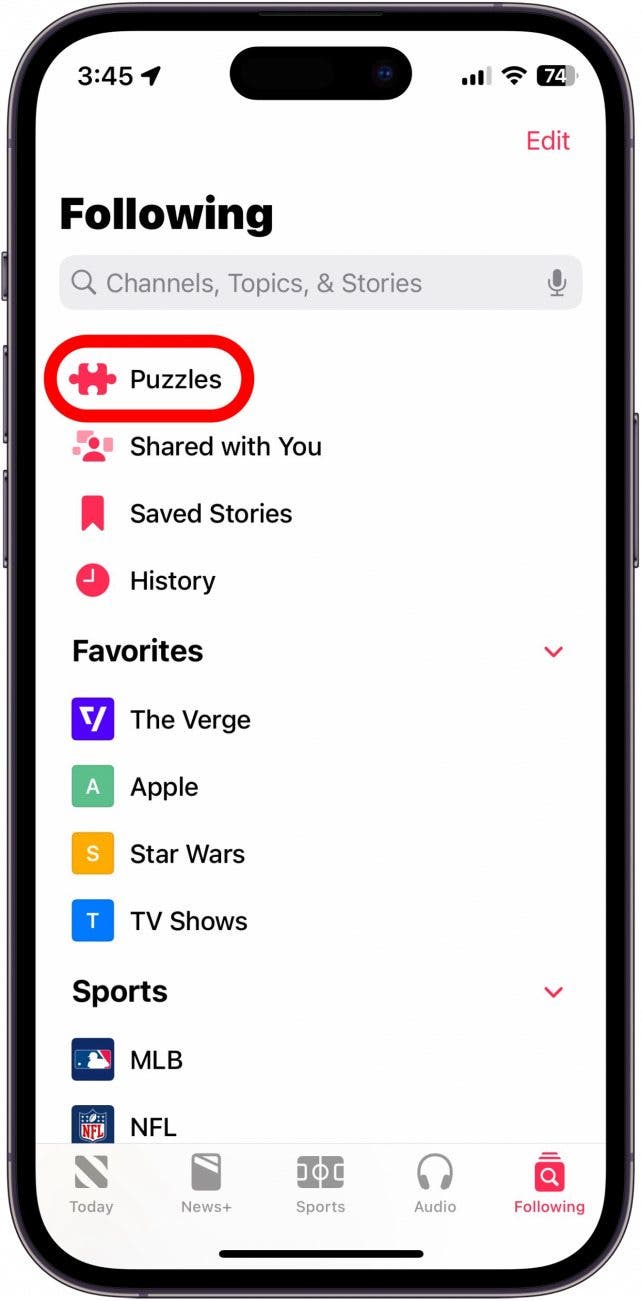 aplicación de noticias de Apple con un botón de rompecabezas en un círculo rojo