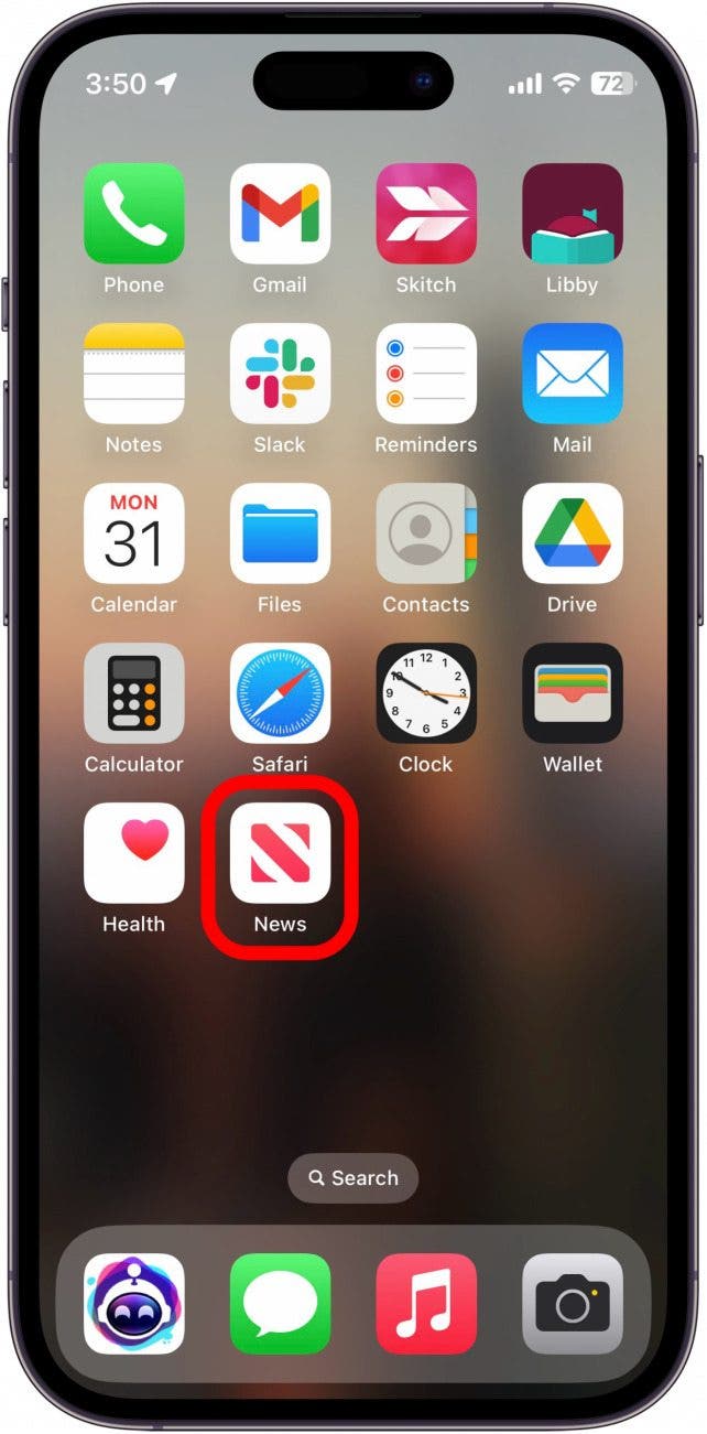 pantalla de inicio del iPhone con la aplicación News en un círculo rojo