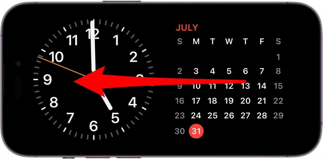 pantalla de espera del iPhone con widgets de reloj y calendario, y una flecha roja que apunta hacia la izquierda en la pantalla, lo que indica que se debe deslizar hacia la izquierda en la pantalla