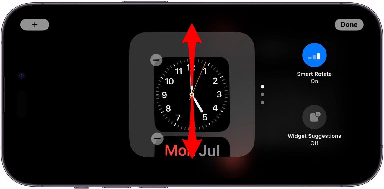 pantalla de widgets de espera de iPhone con flechas rojas que apuntan hacia arriba y hacia abajo en la pila de widgets, lo que indica que se debe deslizar hacia arriba o hacia abajo