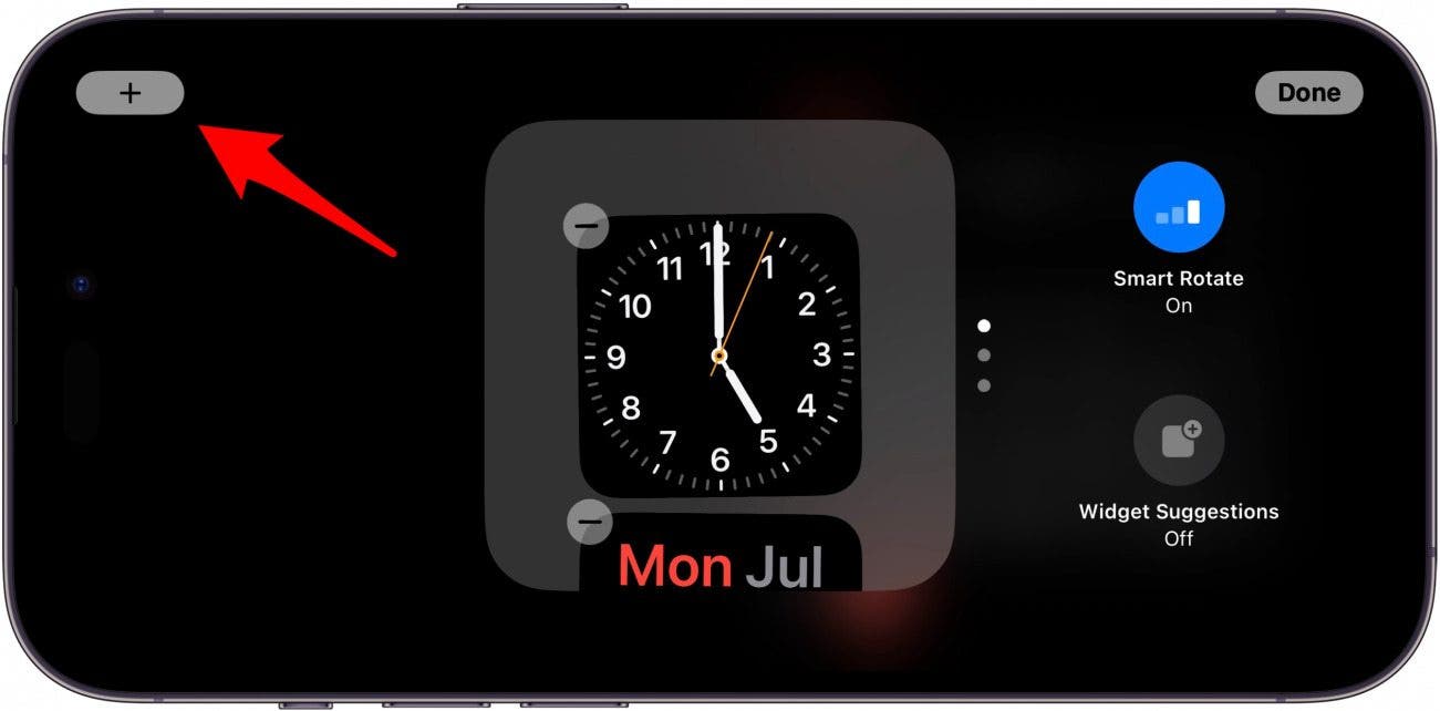 pantalla de widgets de espera de iPhone con una flecha roja que apunta al ícono más