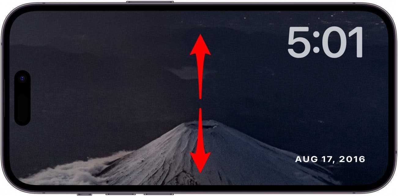 pantalla de fotos en espera del iphone con flechas rojas que apuntan hacia arriba y hacia abajo, lo que indica que se debe deslizar hacia arriba o hacia abajo en la pantalla