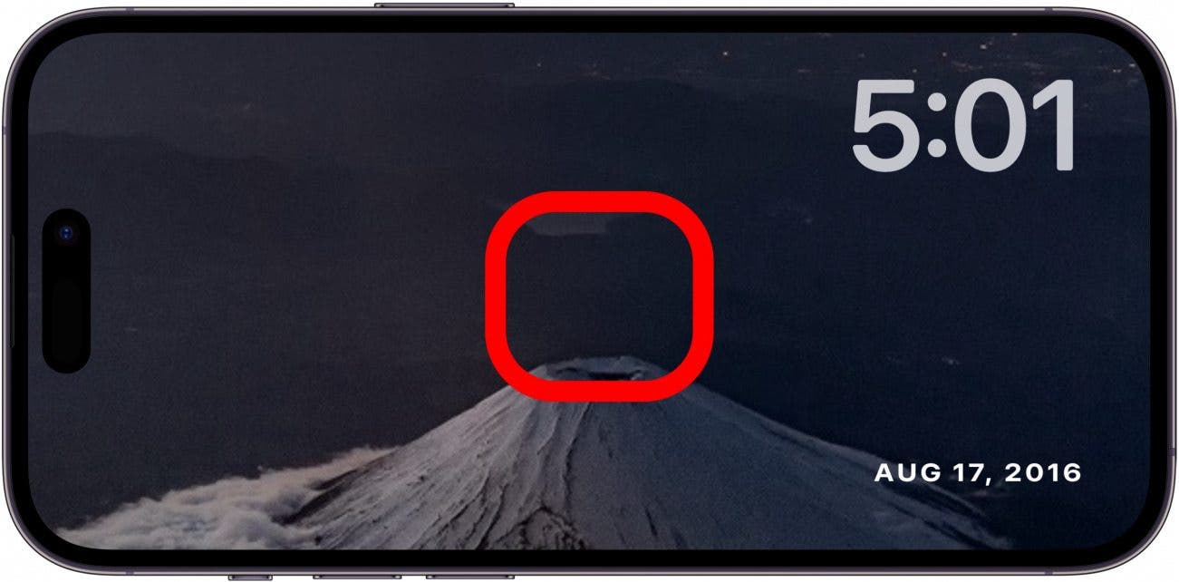 Pantalla de fotos en modo de espera del iPhone con un cuadro rojo en el centro de la pantalla, que indica que debe presionar y mantener presionada la pantalla brevemente