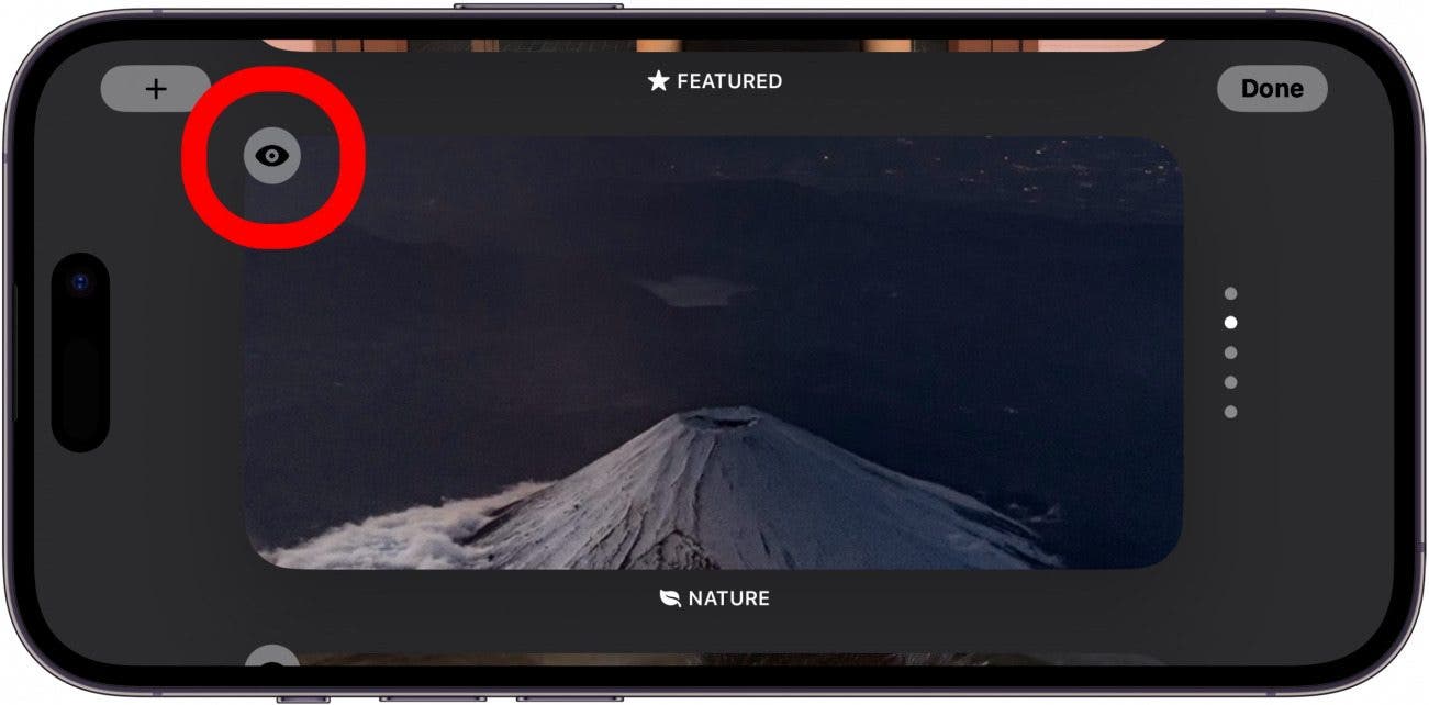 pantalla de fotos en modo de espera del iPhone con el icono de un ojo dentro de un círculo rojo
