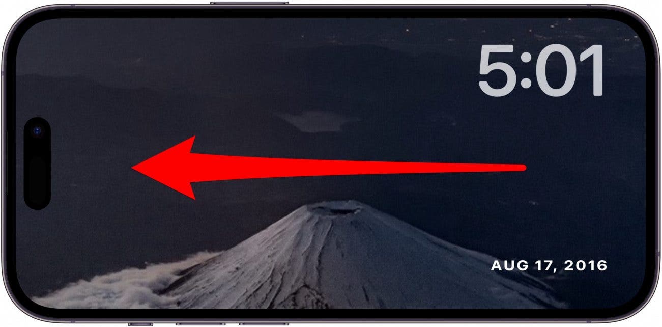 pantalla de fotos en espera del iphone con una flecha roja que apunta hacia la izquierda en la pantalla, lo que indica que se debe deslizar hacia la izquierda en la pantalla