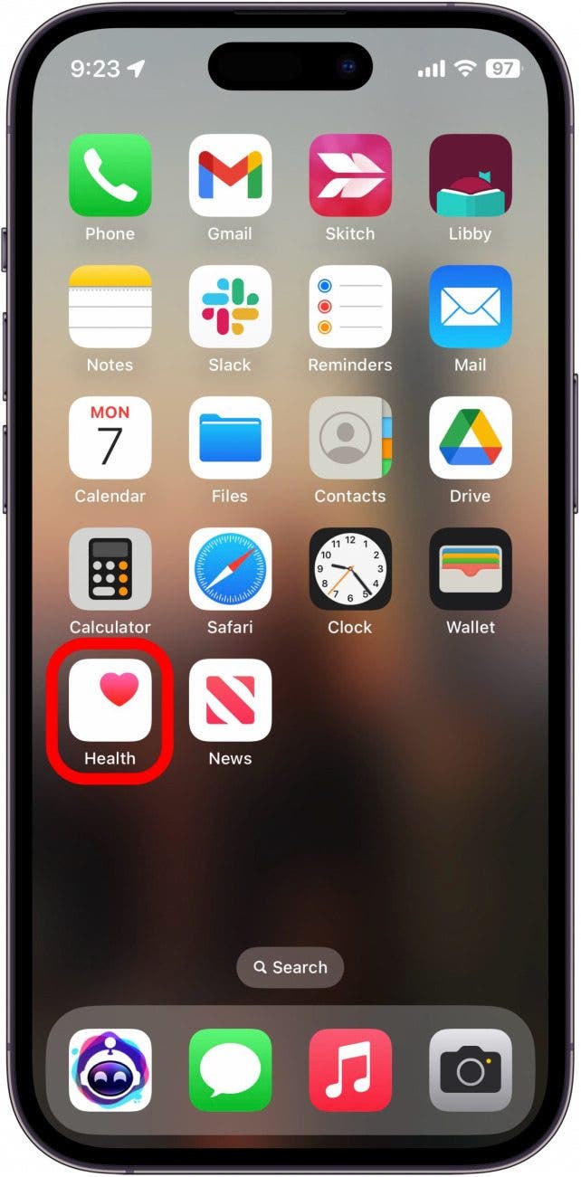pantalla de inicio del iPhone con la aplicación de salud en un círculo rojo