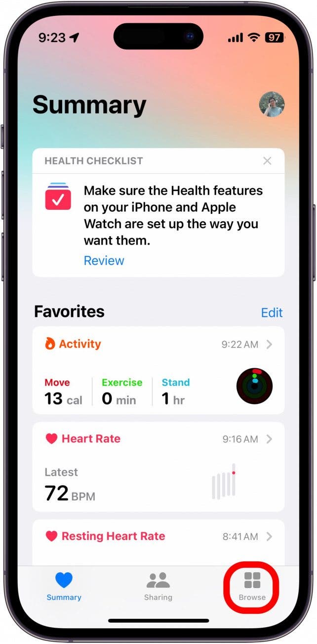 aplicación de salud para iPhone con la pestaña de navegación marcada con un círculo rojo