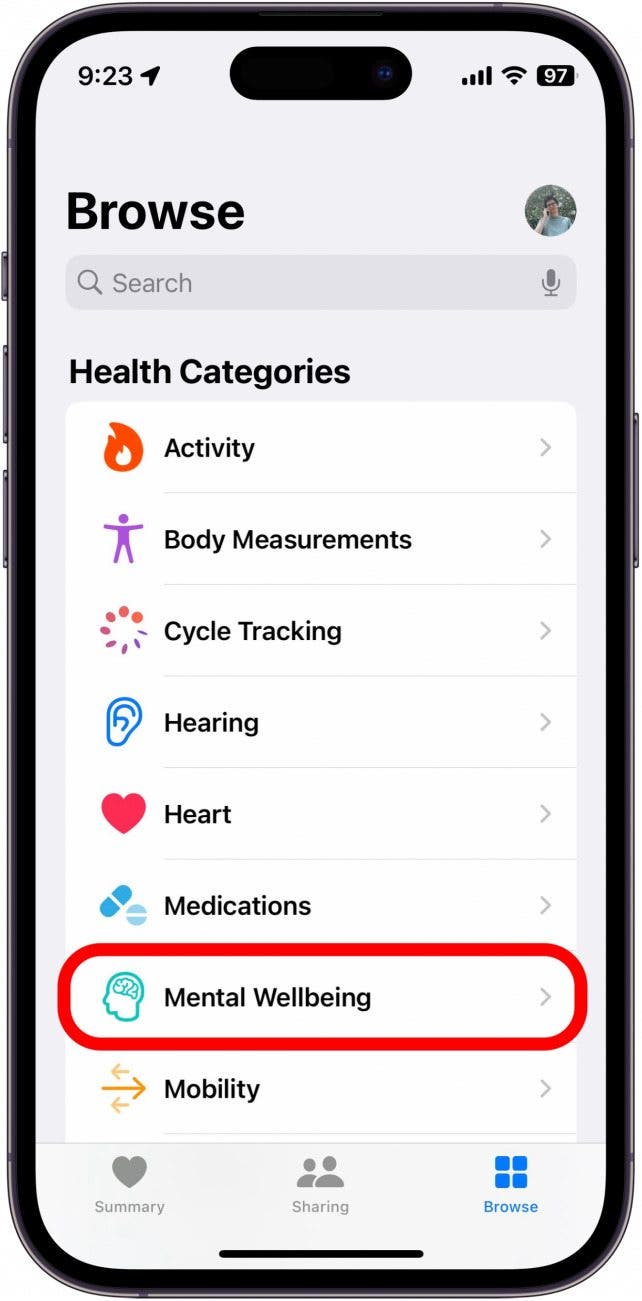 aplicación de salud para iPhone con la opción de bienestar mental marcada con un círculo rojo