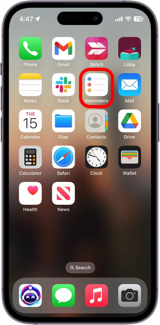 pantalla de inicio del iPhone con la aplicación de recordatorios en un círculo rojo