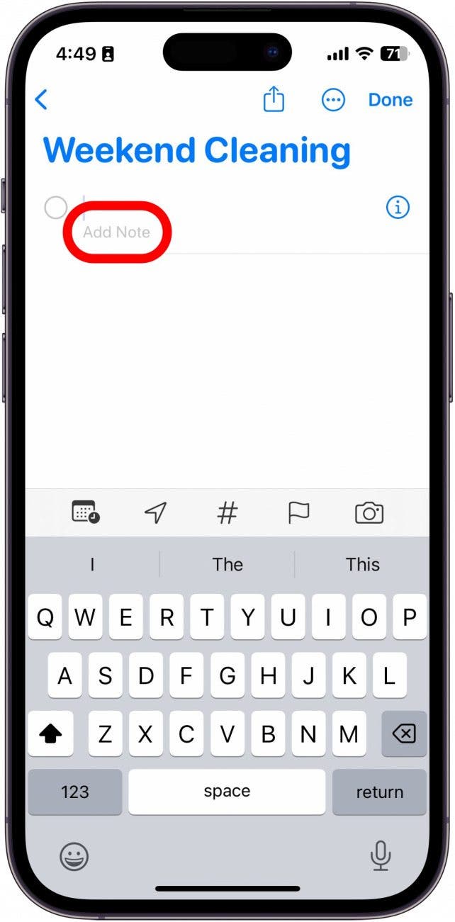 lista de recordatorios de iPhone con el botón Agregar notas en un círculo rojo