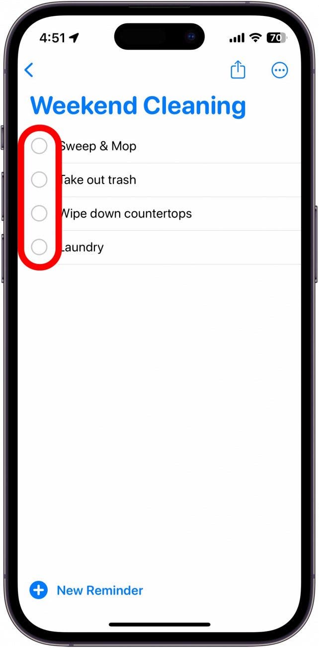 lista de recordatorios de iPhone con casillas de verificación en un círculo rojo