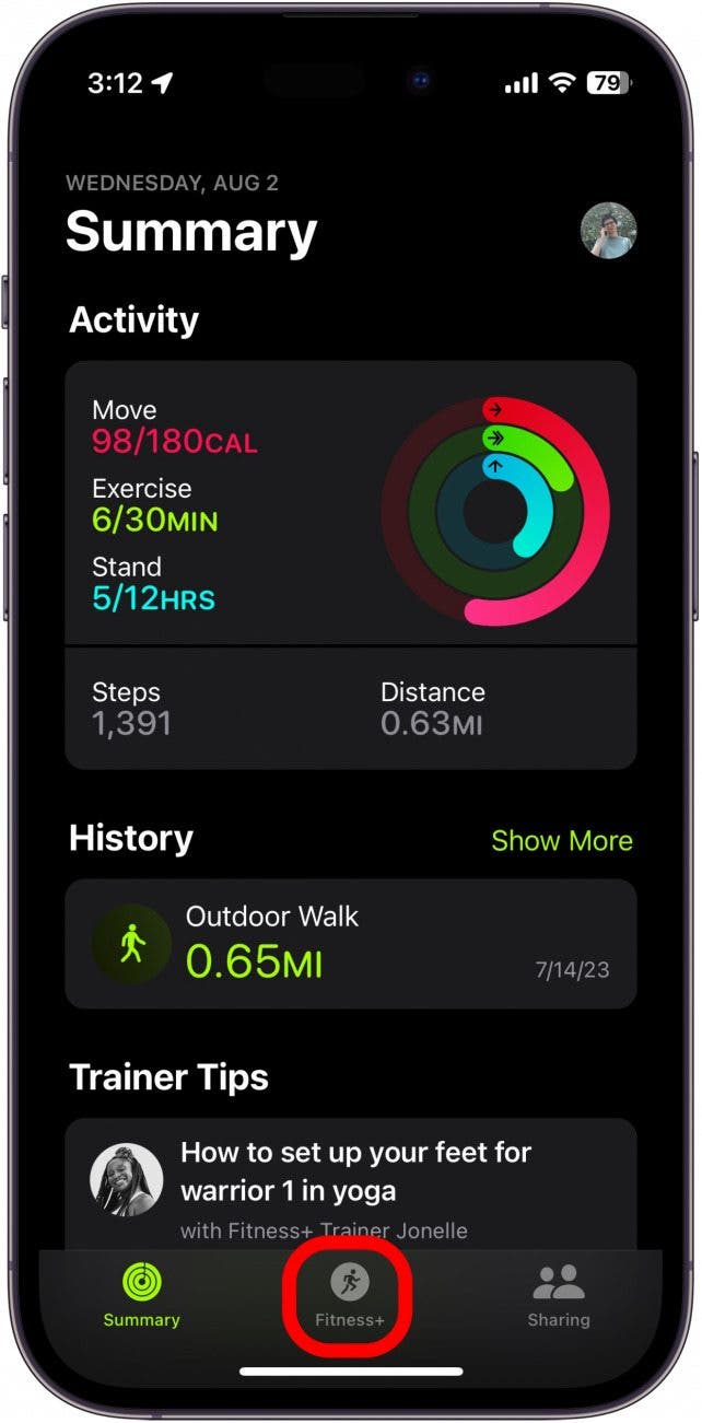 Resultado de búsqueda de iPhone Spotlight que muestra la aplicación de fitness con un cuadro rojo alrededor de la aplicación