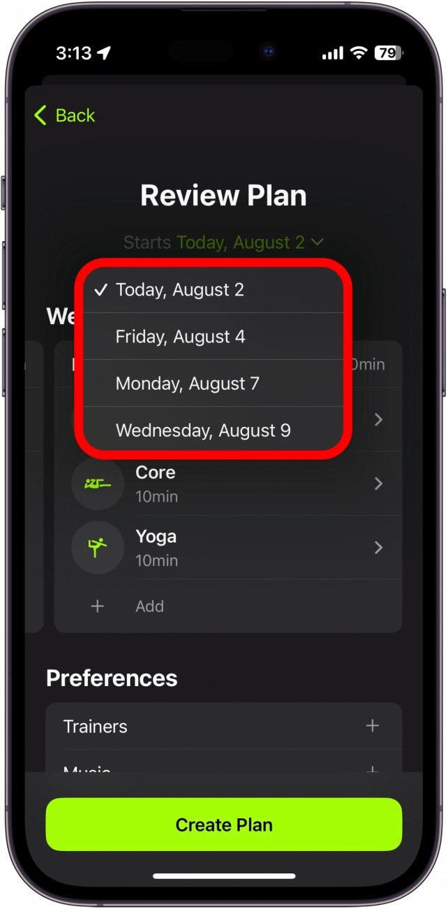 revisión del plan apple fitness plus con opciones de fecha de inicio marcadas con un círculo rojo